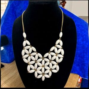 Vintage White Flower Statement Necklace Unbranded 24”